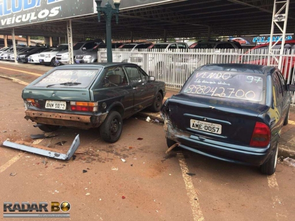 O veículo bateu em três carros estacionados. (Foto: Radar B.O.)