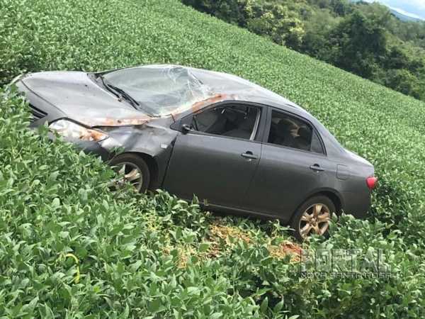 O veículo estava abandonado em meio a uma plantação de soja. (Foto: PM)
