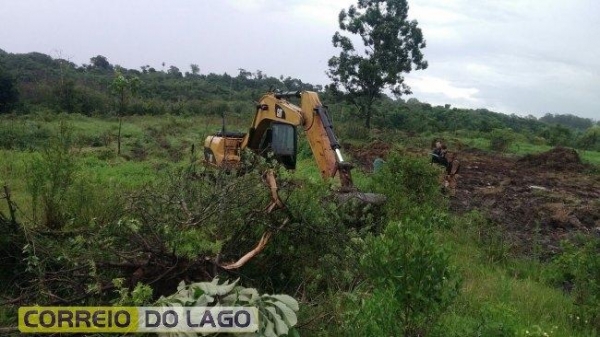 Na propriedade estava sendo realizando serviços de escavação e derrubando algumas árvores nativas (Foto: Divulgação )