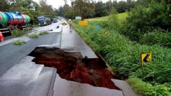  A interdição segue em meia pista, mas a cratera já foi coberta provisoriamente.. (Foto: Divulgação)
