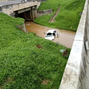 Carro cai em rio depois de acidente na BR-277, em Campo Largo (Foto: Divulgação/PRF)