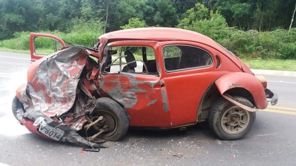 Todos os ocupantes do Fusca ficaram feridos. (Foto:PRF)