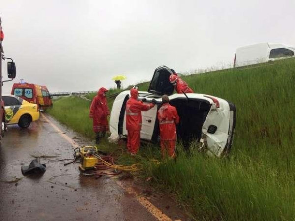 A condutora perdeu o controle do veículo, bateu contra a mureta de proteção e capotou, caindo na marginal. (Foto: Catve)