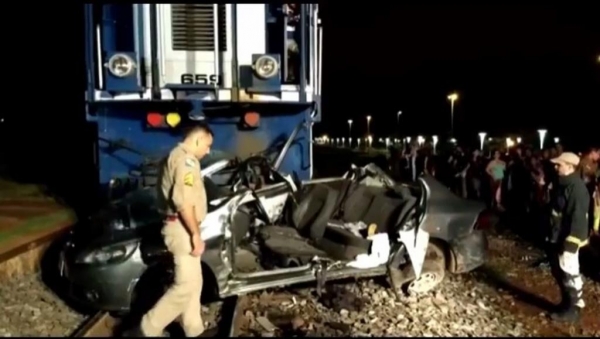 Carro foi arrastado após ser atingido por trem em Sarandi (Foto: Reprodução)