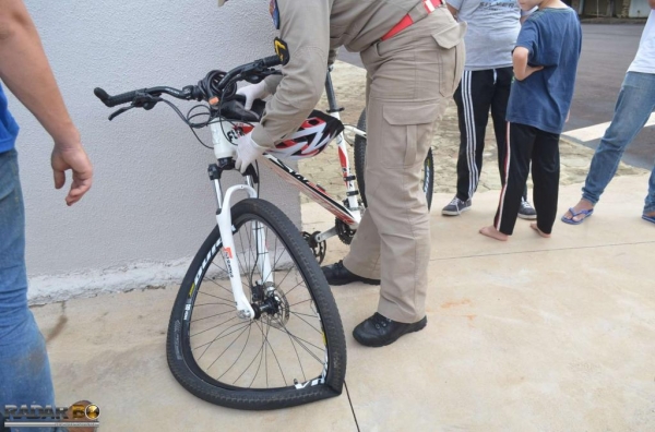 O ciclista atravessou a preferencial e foi atingido pelo veículo,. (Foto: Bogoni)