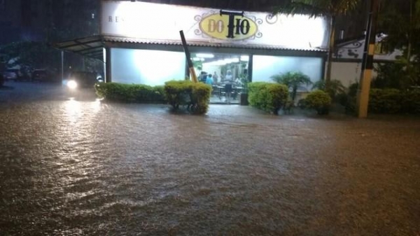 De acordo com o Instituto Simepar, até as 22h já havia chovido cerca de 122,2 milímetros na cidade.  (Foto: Clovis Santos )