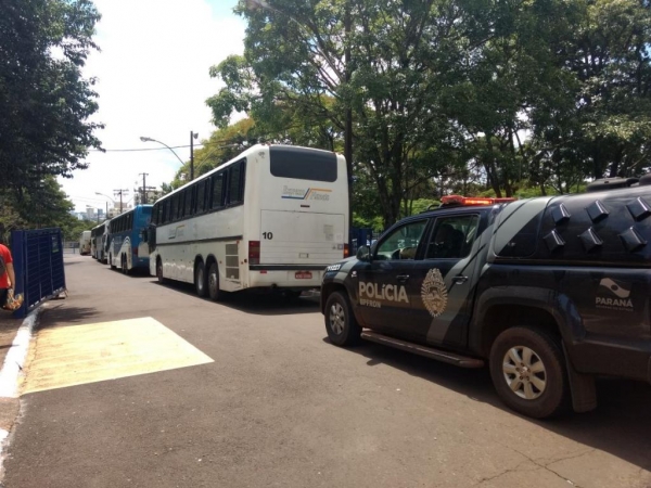 Os ônibus foram retidos e encaminhados a Receita Federal de Foz . (Foto: Assessoria)