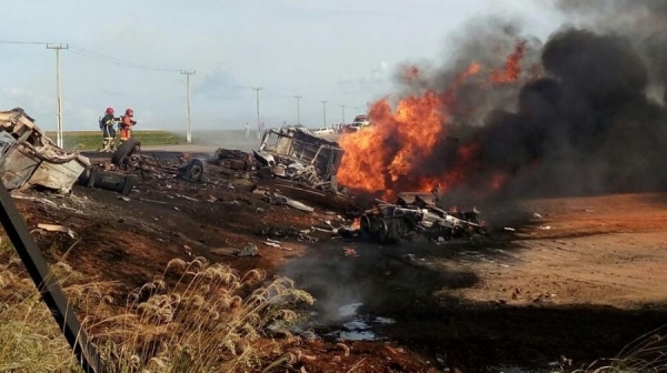 Três pessoas morreram carbonizadas na MT-242 após explosão entre caminhões (Foto: MT Notícias )