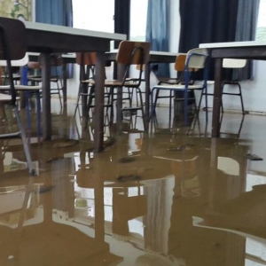 Escola em Blumenau foi atingida pela água (Foto: Luiz Souza/NSC TV)