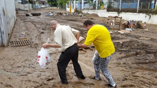 Moradores de Blumenau precisaram enfrentar lama após chuva forte (Foto: Luiz Souza/NSC TV)