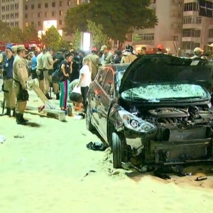 Frente do carro ficou destruída após atropelamento em Copacabana (Foto: Reprodução/GloboNews)