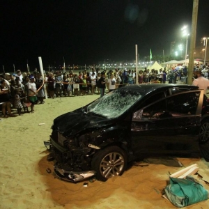 Carro é isolado na praia de Copacabana após atropelamento; há pelo menos 15 feridos (Foto: José Lucena/Futura Press/Estadão Conteúdo)