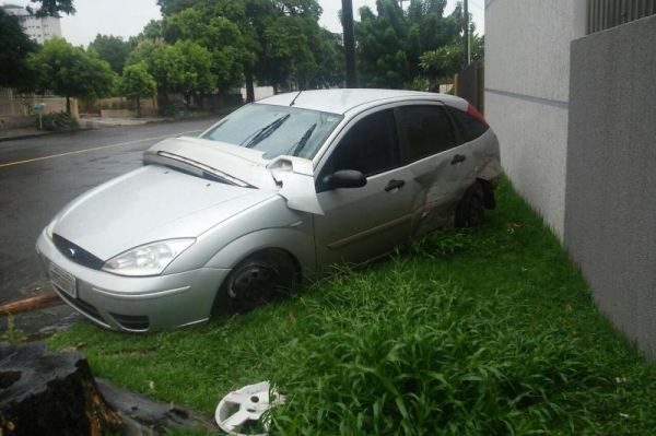 Com a força do impacto, o Ford/Focus acabou rodando e subindo a calçada.(Foto:Portal Rondon)