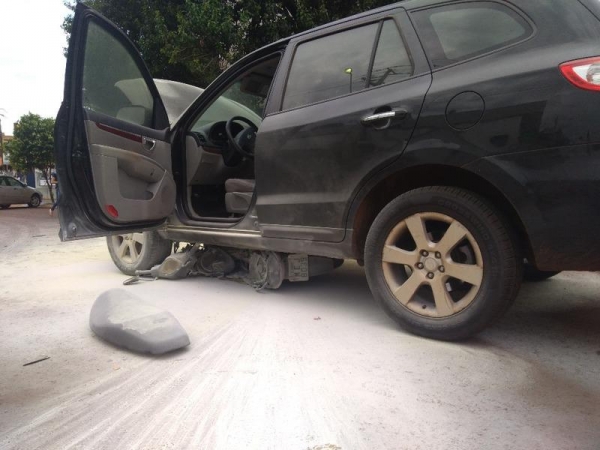 A motocicleta parou embaixo do carro. (Foto:Portal Rondon)