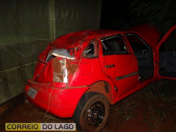 O veículo ficou destruído. (Foto: Correio do Lago)