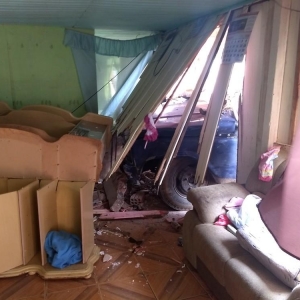 Após caminhonete invadir casa em Guarapuava, na tarde deste domingo (21), uma mulher que estava dentro do imóvel sofreu ferimentos na perna e foi encaminhada ao hospital (Foto: Giovan Valiati/RPC)