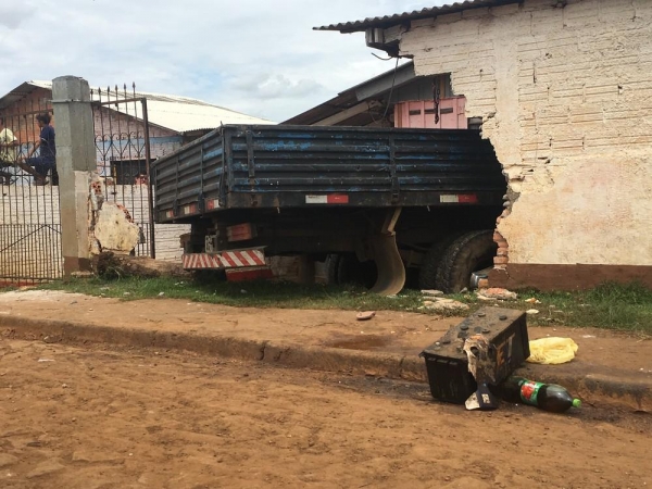 Caminhonete atropela duas crianças na calçada e invade casa em Guarapuava; menino de 4 anos morreu no local (Foto: Giovan Valiati/RPC)