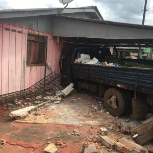 Antes de bater na casa, caminhonete atropelou duas crianças que passavam pela calçada, na tarde deste domingo (21), em Guarapuava (Foto: Giovan Valiati/RPC)