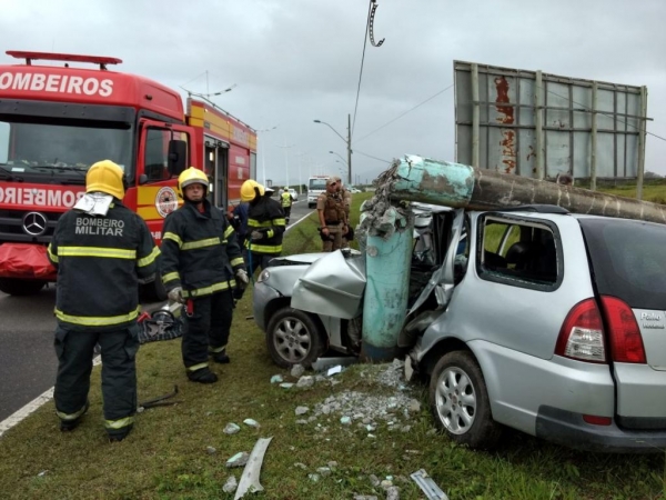 Acidente ocorreu na Meia Praia em Itapema (Foto: Bombeiros Militares/Divulgação)