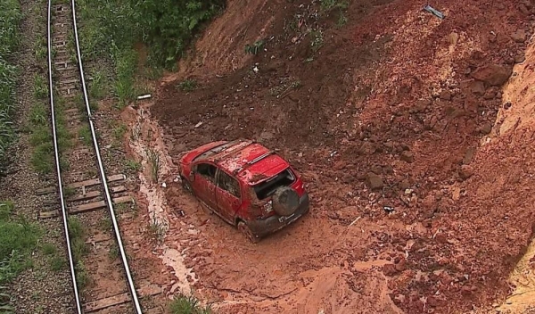 Motorista e carro caem de barranco no bairro Palmeirinha, em Ponta Grossa (Foto: Reprodução/RPC)