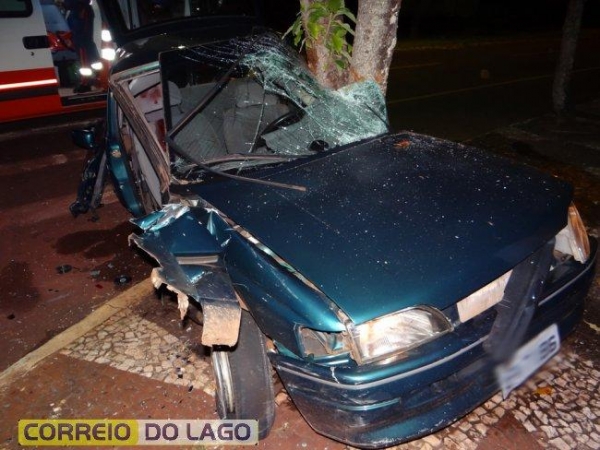 Os danos em ambos os veículos foram de grande monta. (Foto: Correio do Lago)