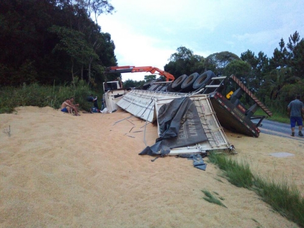 Caminhão levava carga de arroz (Foto: Divulgação/Bombeiros)