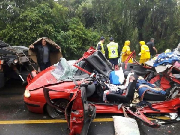 O carro foi esmagado pela carreta .(Foto:Divulgação)