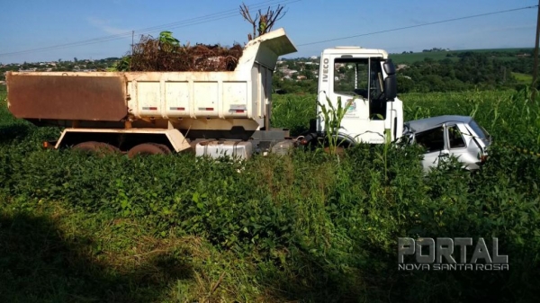 Os dois ocupantes do Fiat Uno entrarem em óbito no momento da colisão. (Foto:PRE)