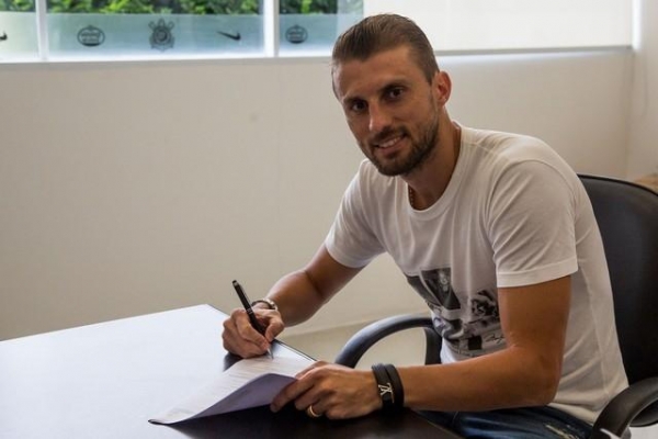 Zagueiro Henrique assinou contrato de dois anos com o Corinthians (Foto: odrigo Gazzanel/Agência Corinthians )