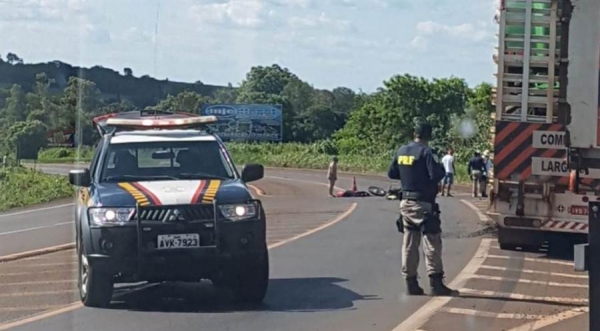 Duas pessoas ficaram feridas no acidente (Foto: Tarobá News )