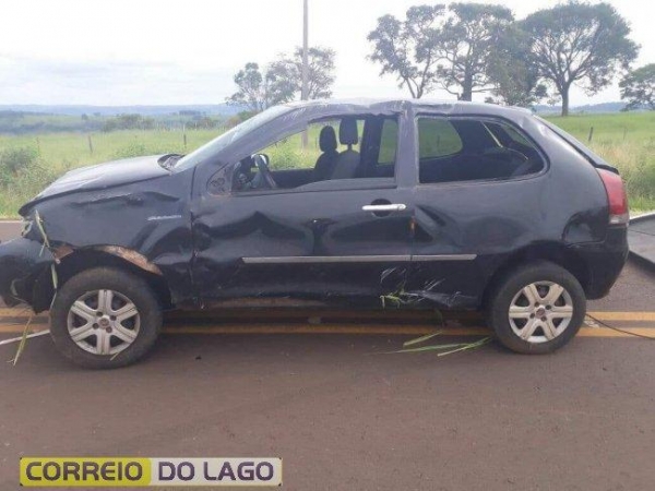 O veículo Fiat Pálio, com placas de Cascavel capotou . (Foto:  Waldemar Dessa)