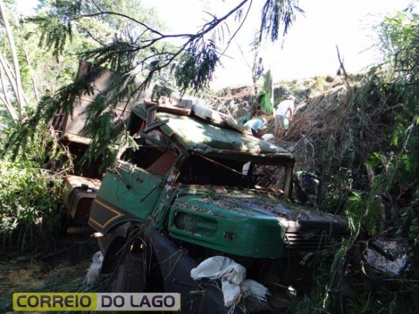 A carreta saiu de Santa Helena, carregada de milho. (Foto: Correio do Lago)