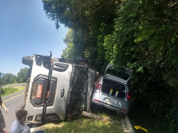 O Fox estava com cinco pessoas. (Foto: PRF)