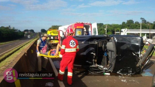 Com a colisão o Uno acabou tombando no meio da pista.(Fotos: Revista Guia)