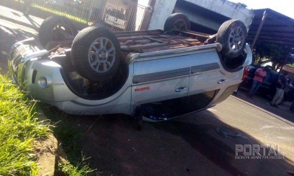 O veículo ficou de pernas para o ar. (Fotos: Solange Alves)