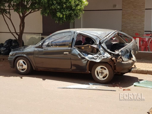 O veículo ficu destruído na parte traseira. (Fotos; Internauta)