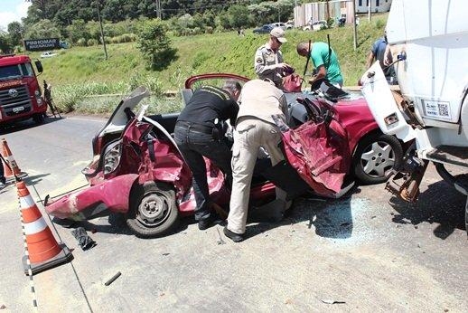 O passageiro do Celta, Darci Berti, 72 anos, ficou preso às ferragens e morreu no local.(Foto: PP News)