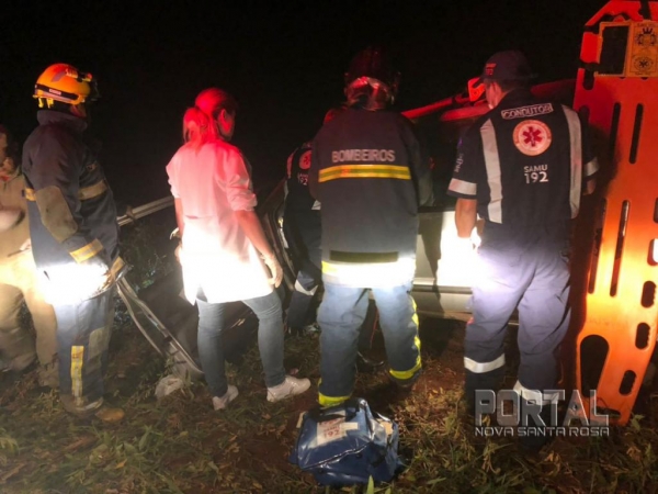 O condutor foi socorrido pela equipe do SAMU e do Bombeiro Militar. (Foto: Internauta)