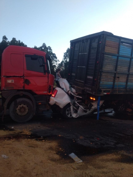 A caminhonete ficou prensada entre os veículos pesados. (Foto: A REDE)