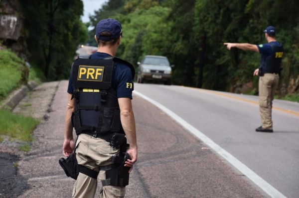 Entre as principais causas dos acidentes com mortes no Carnaval de 2017 estão as ultrapassagens indevidas. (Foto: PRF)