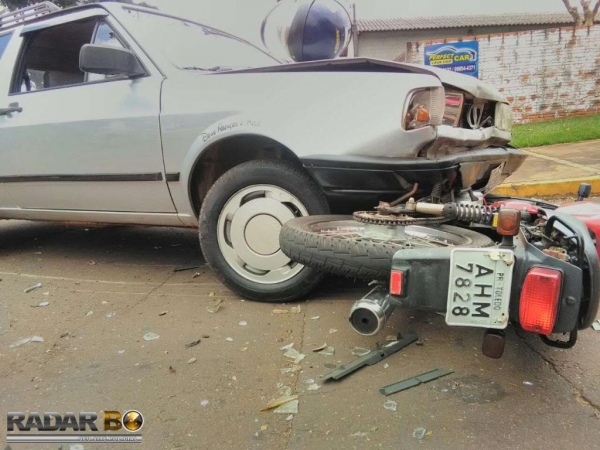 O condutor da moto dispensou o atendimento médico. (Foto: Bogoni)