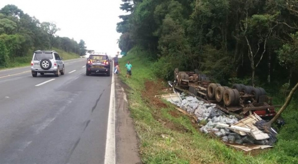 O veículo com placas de Foz do Iguaçu saiu da pista e capotou. (Foto:PRF)