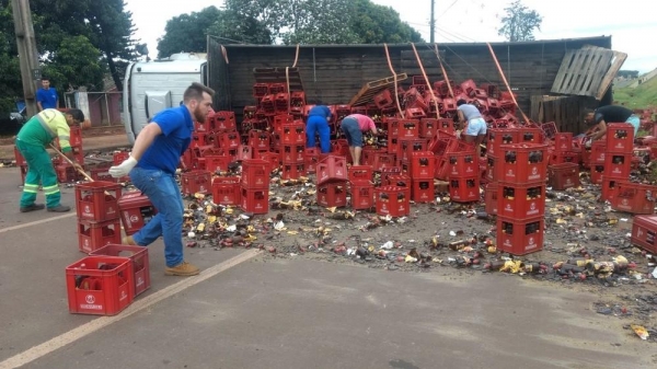 Caminhão carregado com garrafas de cachaça tomba na marginal da PR-323, em Maringá (Foto: Defesa Civil de Maringá/Divulgação)