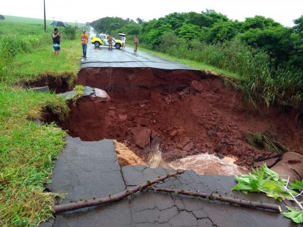 Pista da PR-482 foi totalmente interditada por volta das 13h30 deste sábado (10) (Foto: Polícia Rodoviária Estadual/Divulgação)