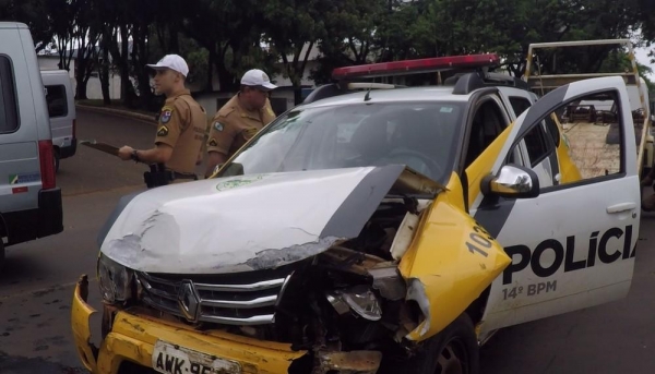 No acidente, a frente do carro da polícia ficou praticamente destruída (Foto: Reprodução/RPC)