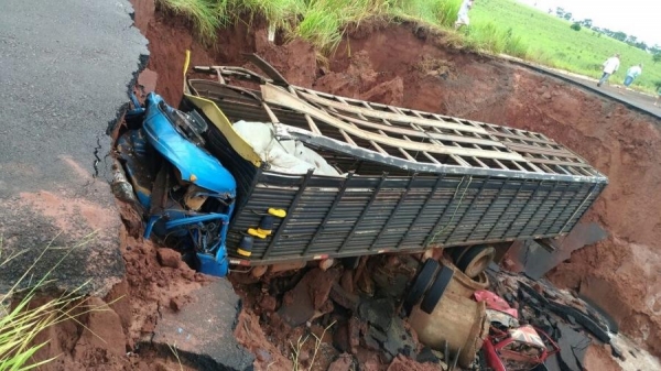 Condutor caiu na cratera e teve graves ferimentos após acidente (Foto: PMR/Divulgação )