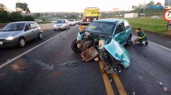 O motorista do Gol, de 22 anos, foi atendido pelas equipes de socorro e encaminhado à Unidade de Pronto Atendimento.(Foto: Tarobá News)