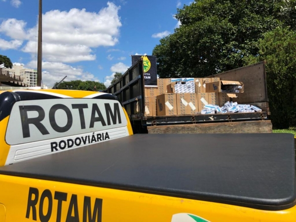 Aproximadamente 200 caixas de cigarros estavam no caminhão. (Foto: PM)