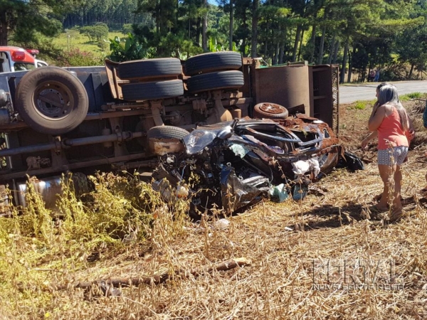 No acidente a Eco Sport bateu na carreta. (Foto: PRE)