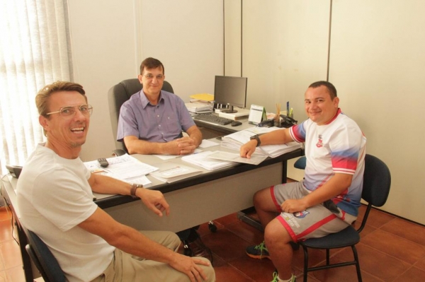 Gauchinho juntamente com o secretário de Finanças, Ari Schmidt e o Diretor de Esportes, Éder Pavão. (Foto: Prefeitura Municipal)
